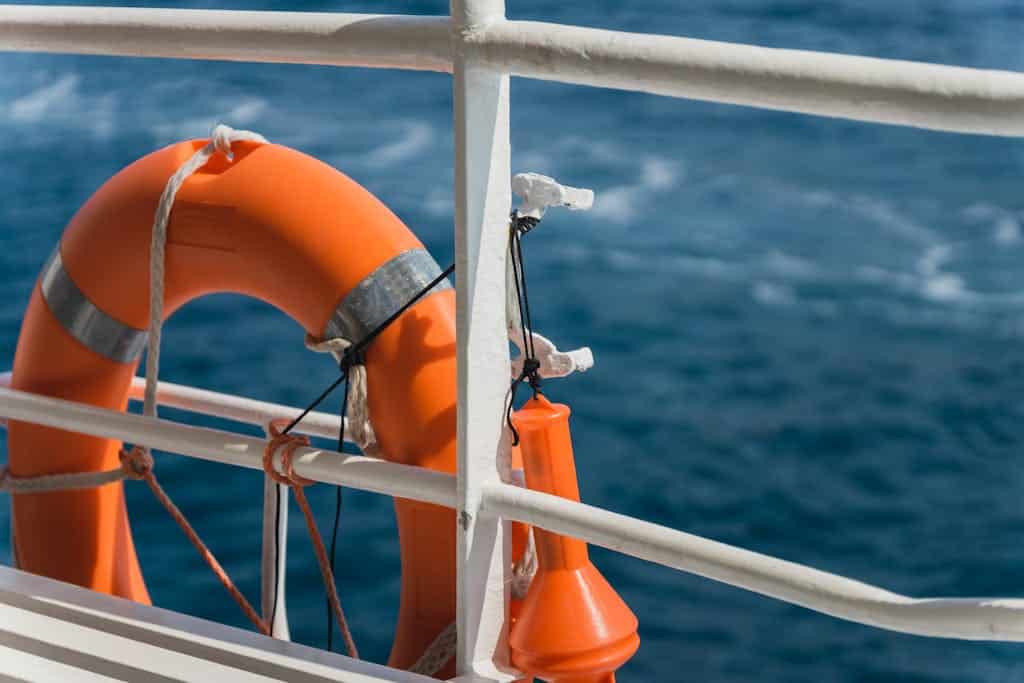 Close-up of a lifebuoy on a ship's railing against the blue ocean in Croatia. Segelboot mieten: Darauf sollten Sie achten